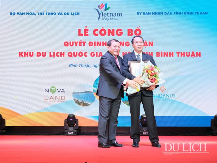 Thứ trưởng Bộ VHTTDL Nguyễn Văn Hùng trao Quyết định công nhận Khu du lịch quốc gia Mũi Né cho đại diện Lãnh đạo UBND tỉnh Bình Thuận. Ảnh: Thế Phi